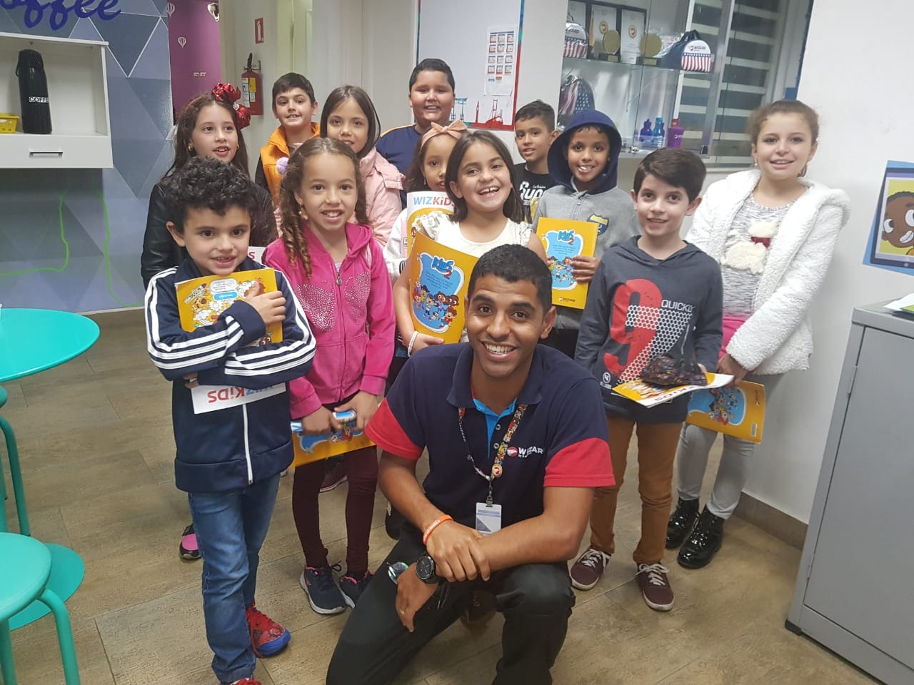 Willy Hudson com alunos em sala de aula